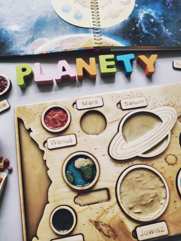 panel sensoryczny planety - Ale Kosmos, drewniana układanka pokryta żywicą epoksydową