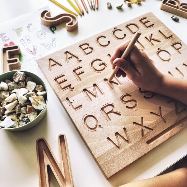 drewniana tablica grafomotoryczna alfabet duże litery