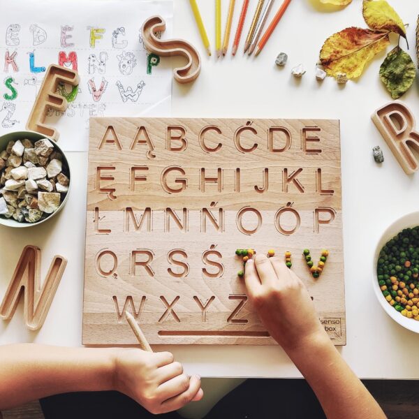 drewniana tablica grafomotoryczna alfabet duże litery